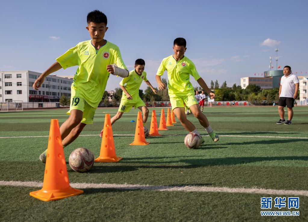 校园足球展板图片素材-校园足球热潮：如何激发学生参与度？