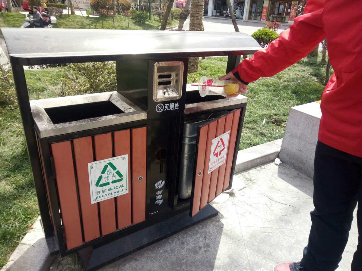 二年级看图写话丢垃圾200字_看图写话扔垃圾的学问_一年级看图写话丢垃圾