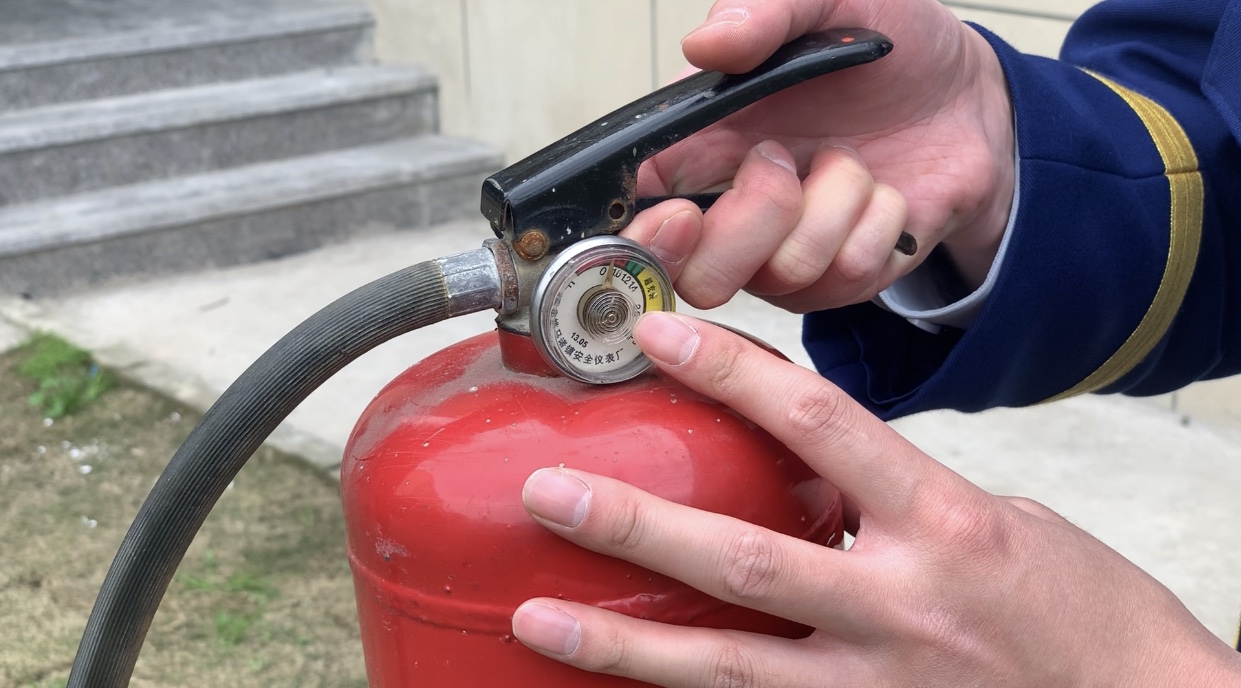 操作灭火器方式按分为几种_操作灭火器时应选择什么站位_灭火器按操作方式的分为？