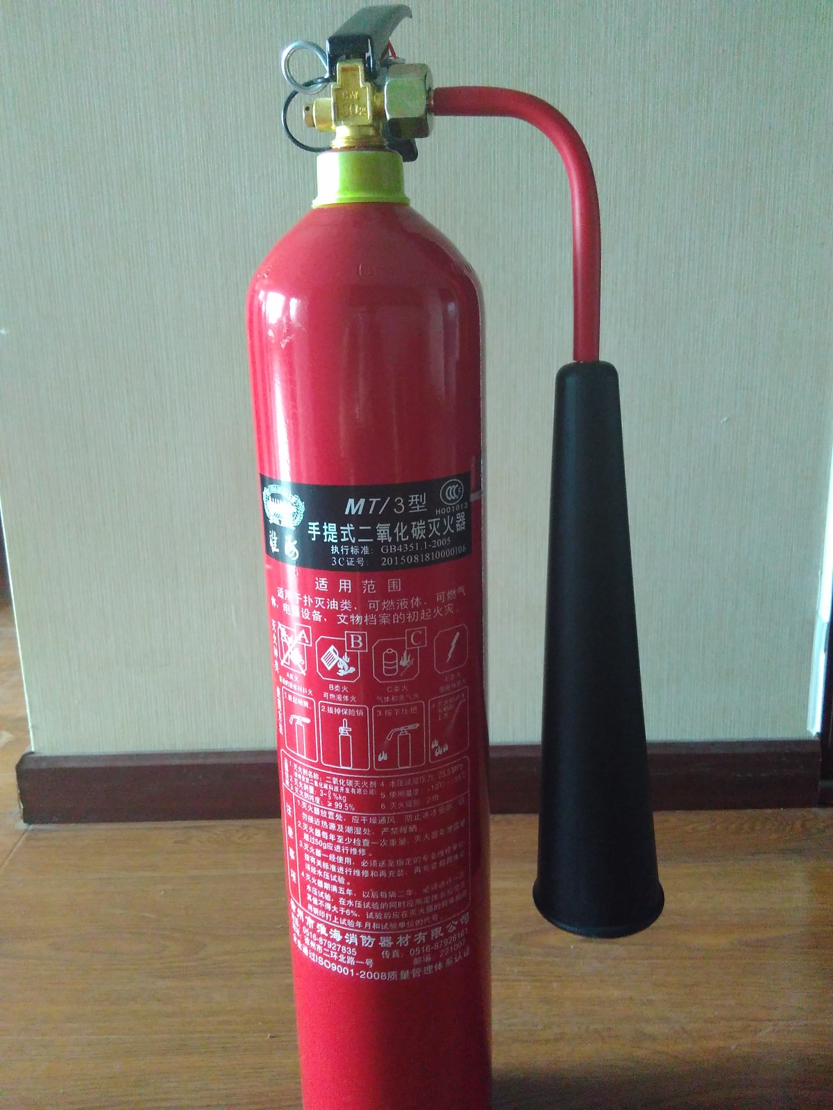 操作灭火器时应选择什么站位_操作灭火器方式按分为几种_灭火器按操作方式的分为？