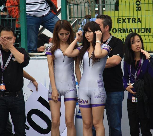 我想看外国人尿裤子_外国美女尿裤子_喝美女尿