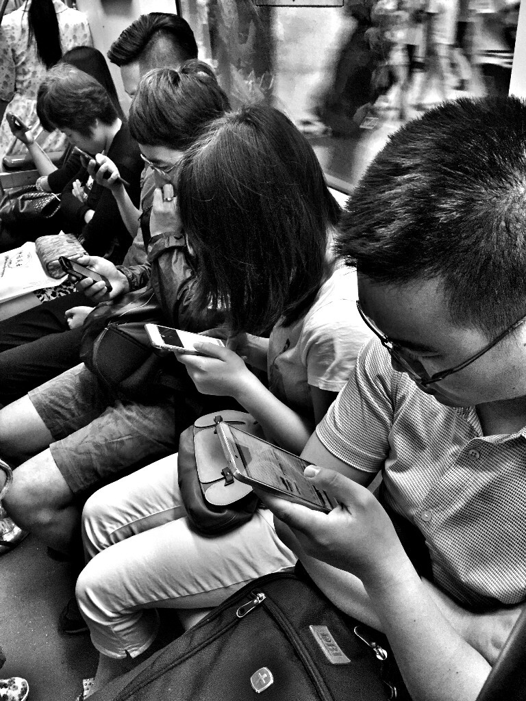 游戏主播看手机的姿势图-游戏主播手机姿势解析：经典低头党 v