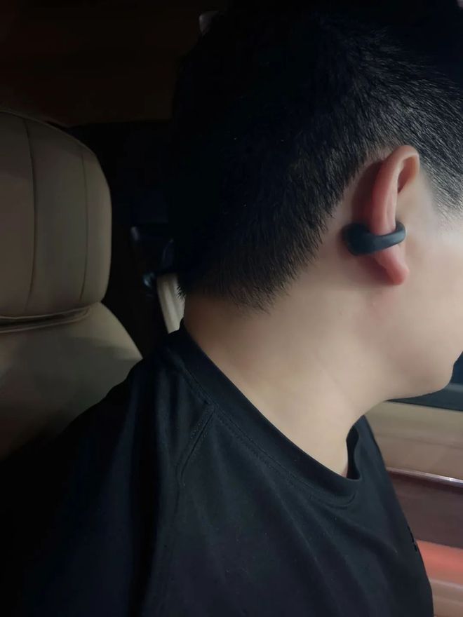 蓝牙耳机戴着耳朵疼怎么回事_蓝牙耳机怎么戴_蓝牙耳机戴一个好还是戴两个好